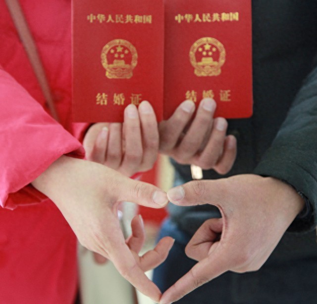 直擊情人節“扎堆”領證現場