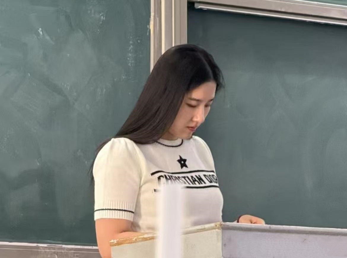 大學老師因酷似劉亦菲走紅