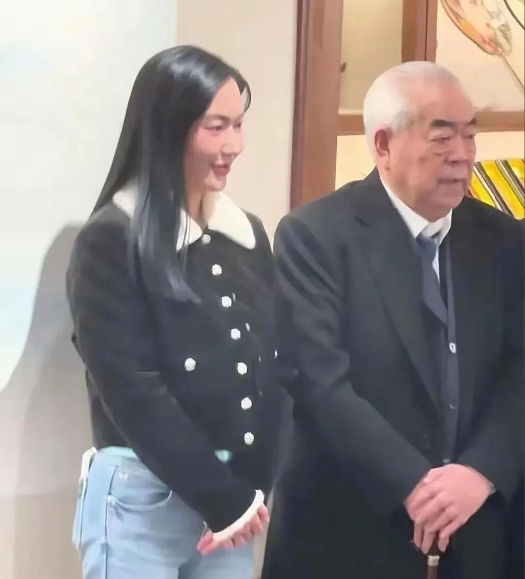 87歲范曾慶生 與小50歲妻子很恩愛(ài)