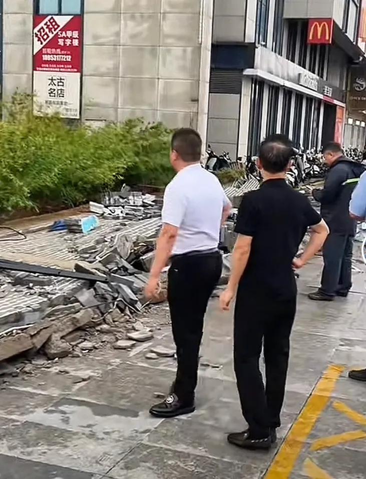 一秒天黑 濟南突降暴雨