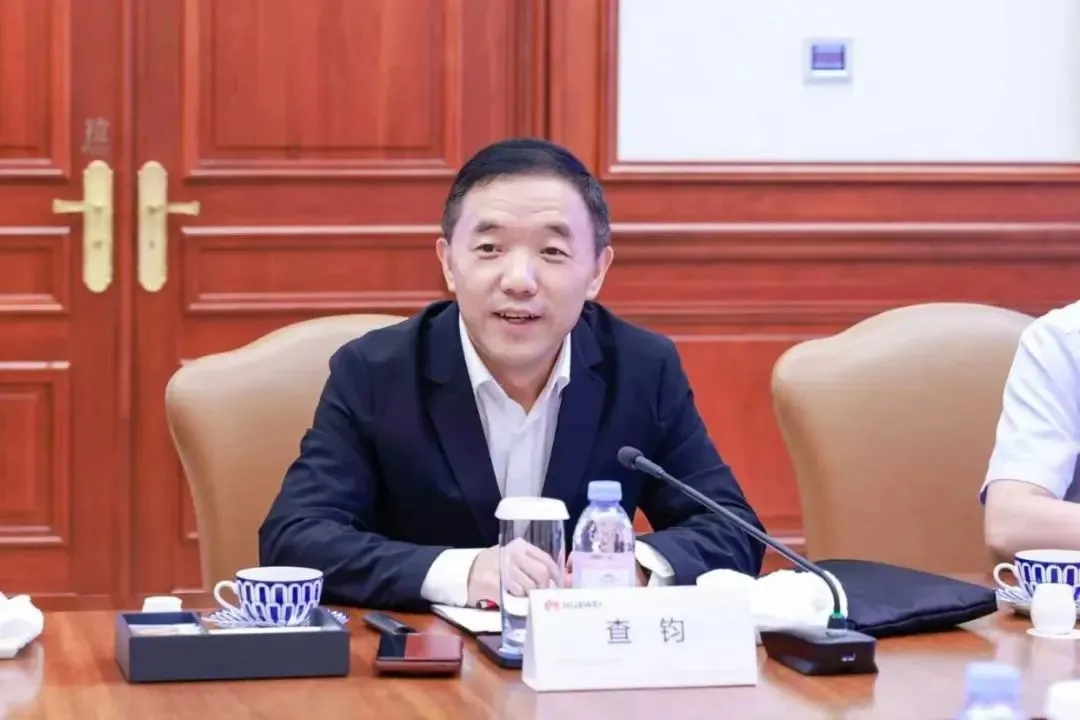 華為董事、2012實(shí)驗(yàn)室總裁查鈞表示，華為將依托人才基金繼續(xù)支持交大加強(qiáng)世界頂尖人才的吸引，攜手在人工智能、數(shù)據(jù)科學(xué)等領(lǐng)域的基礎(chǔ)研究和源頭創(chuàng)新。另外，華為將提供算力云平臺(tái)，為人才成長和生態(tài)發(fā)展提供良好的環(huán)境。